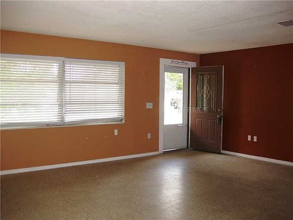 3rd image of 640 E Roberts St