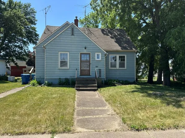809 11th St, De Witt, IA 52742