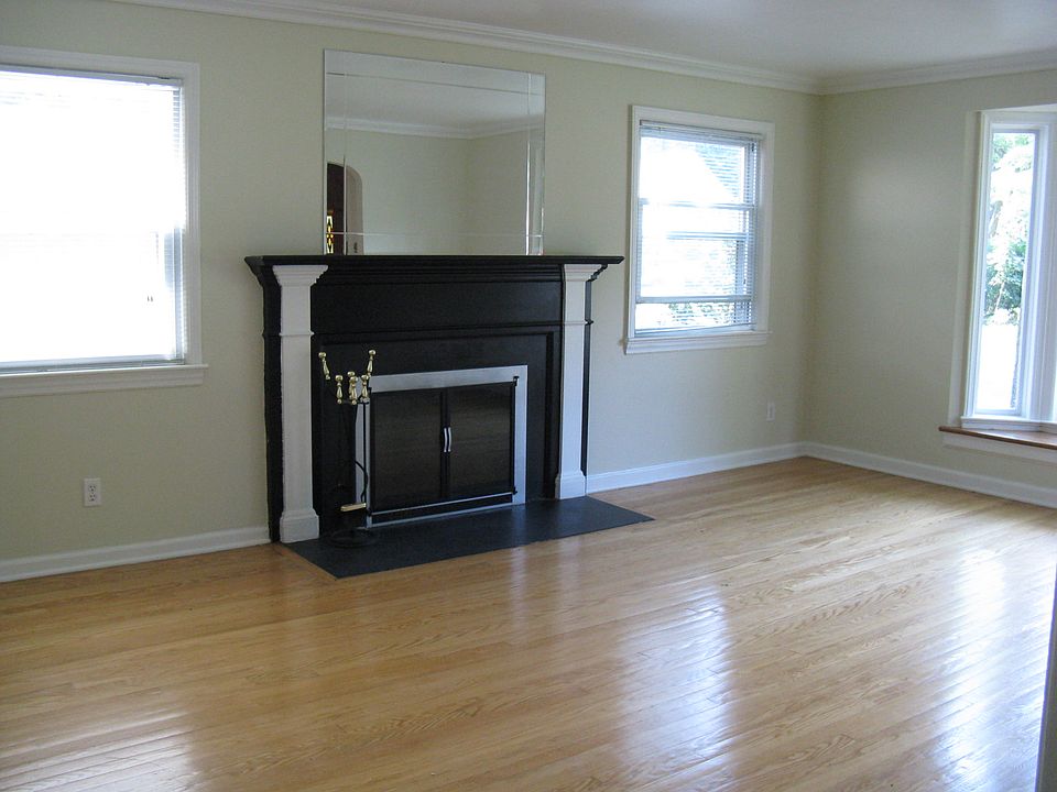 2nd image of 32 Standish Ct