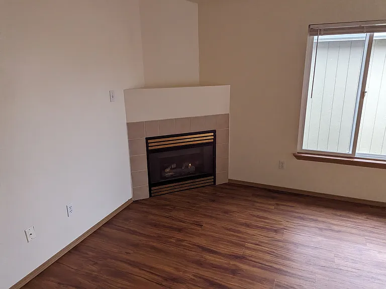 105th Pl NE — Photo 2