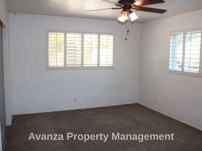5677 N Millbrook Ave — Photo 16