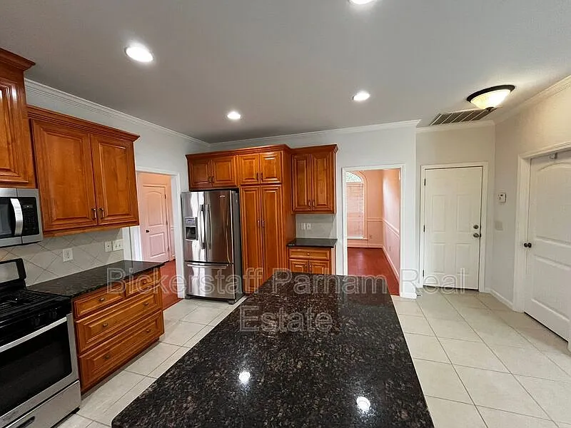 4 bed, 2.5 bath, 2311 sqft, $2,395 — Photo 3