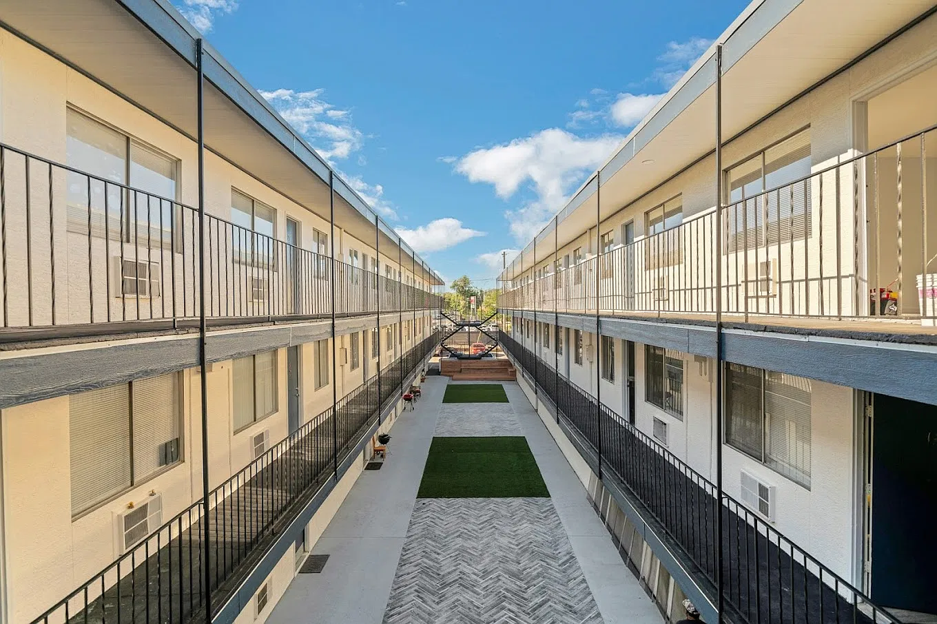 Courtyard — Photo 3