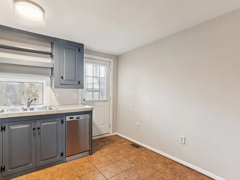 304 Sears St — Photo 10