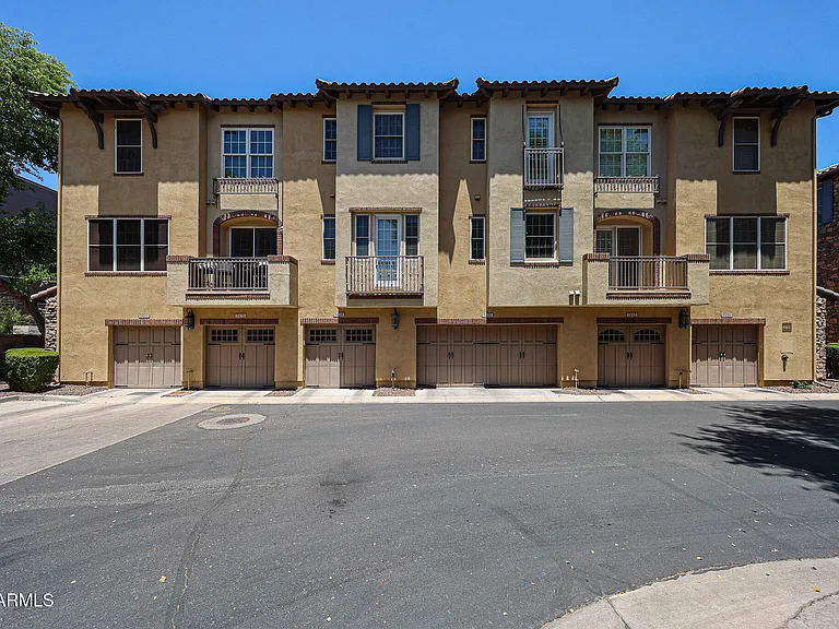 2434 E Roma Ave — Photo 2