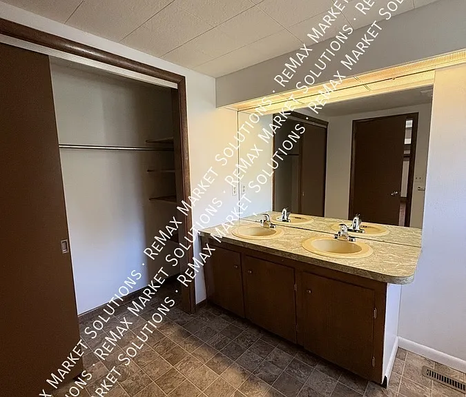 541 Park Ave — Photo 13