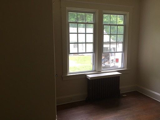 4th image of 21 E 33rd St