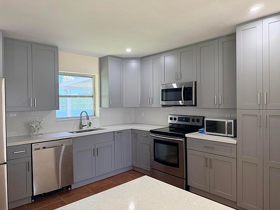 4th image of 531 SW 11TH Avenue