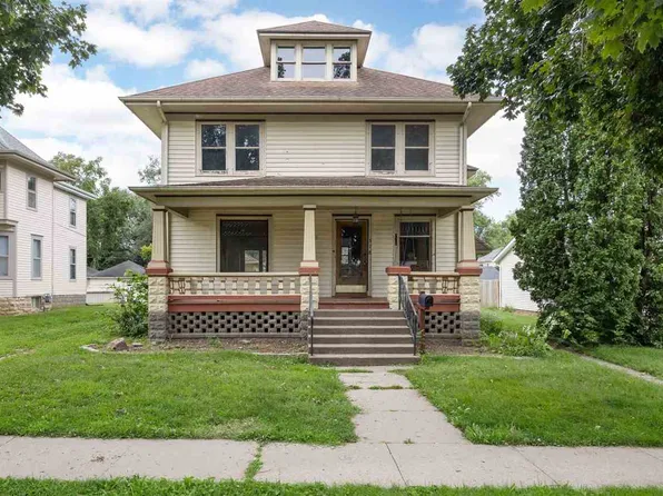 518 E 4th St, West Liberty, IA 52776