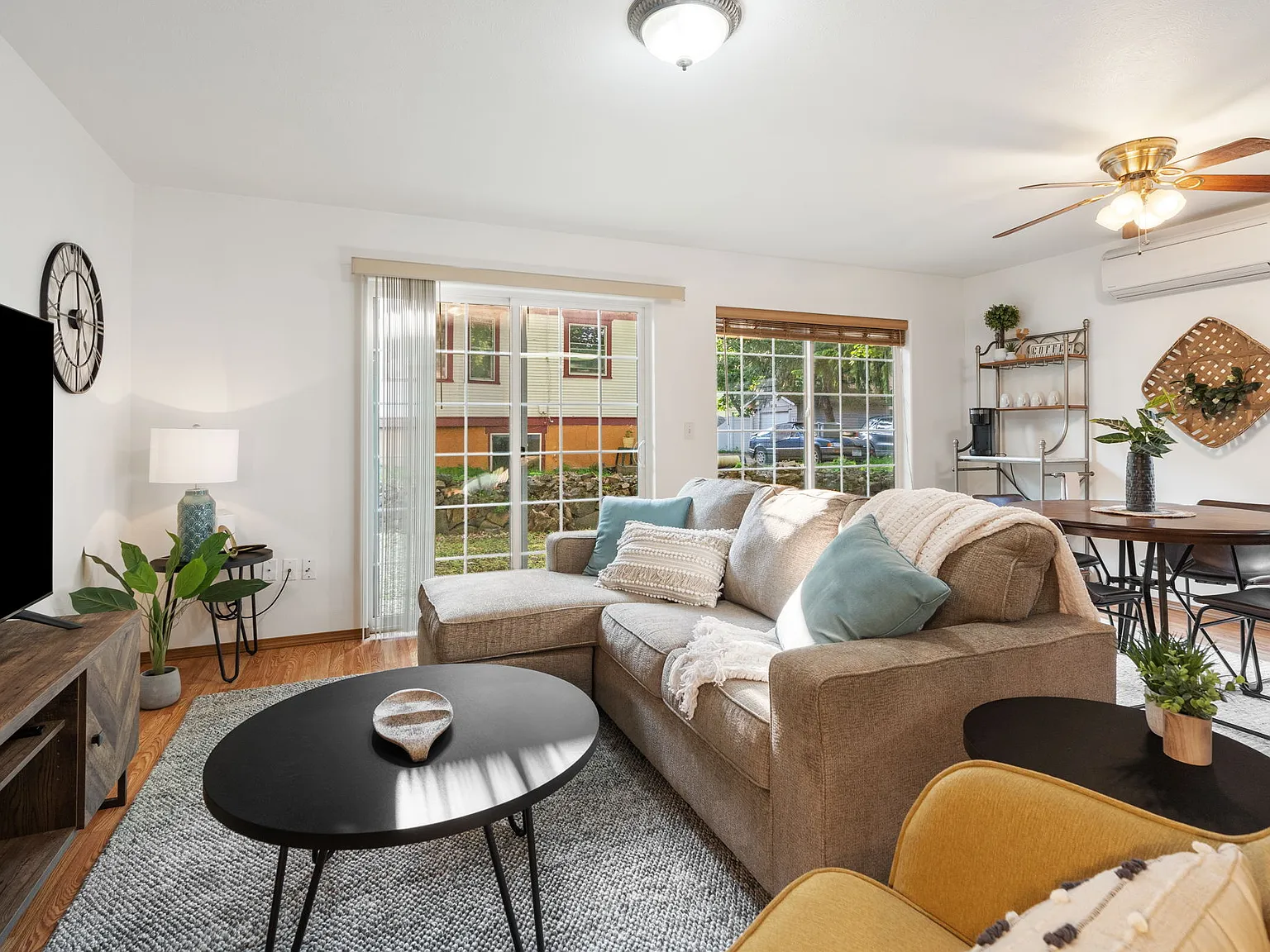 3 bed, 2.5 bath, 1608 sqft, $2,890 — Photo 2