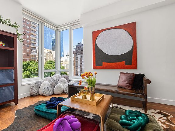 5th image of 261 W 28th St APT 6A