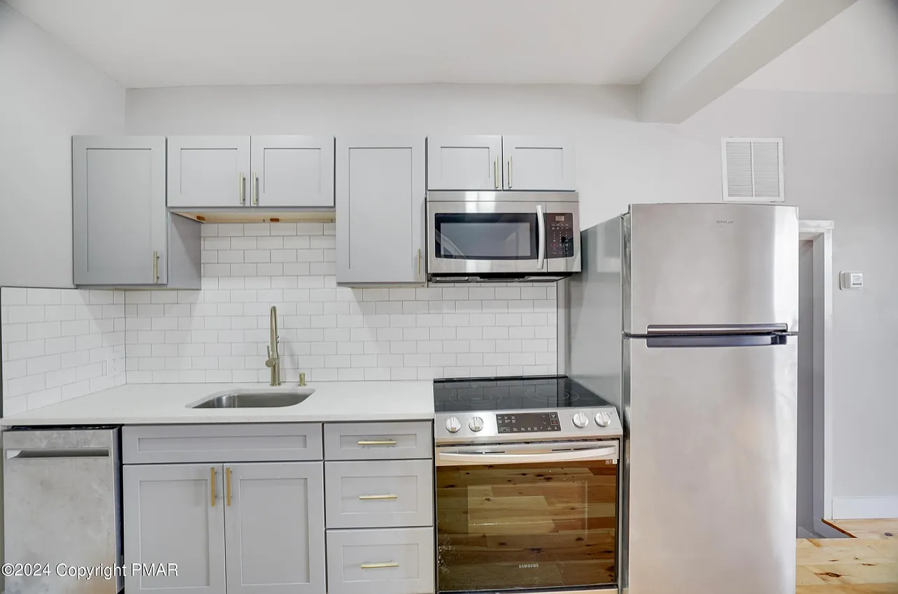 3 bed, 1144 sqft, $2,200 — Photo 3