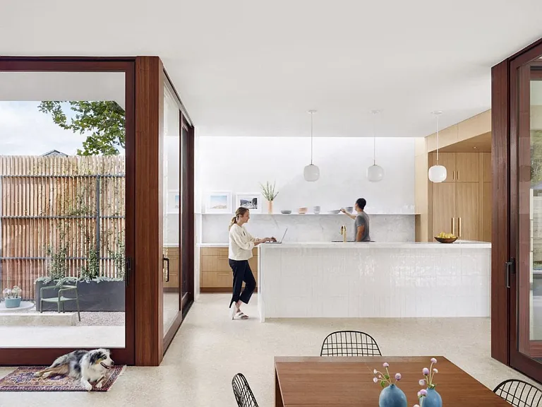640 S Curson Ave — Photo 9