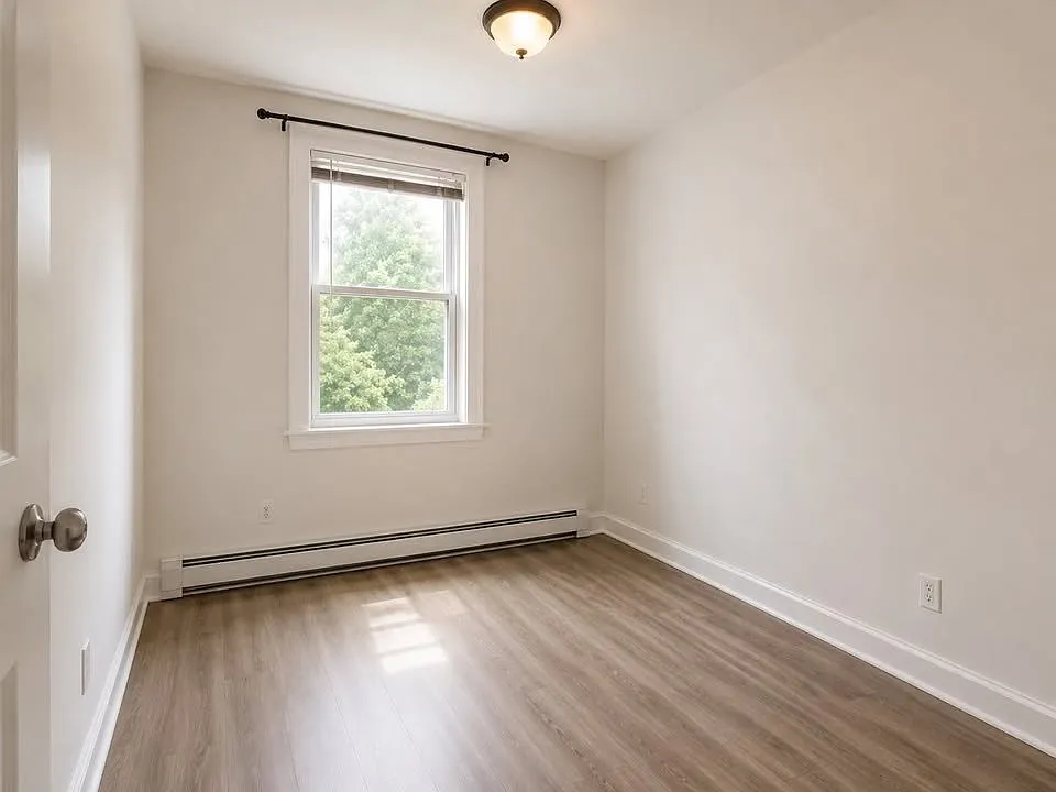 3 bed, 9999 sqft, $2,900 — Photo 4