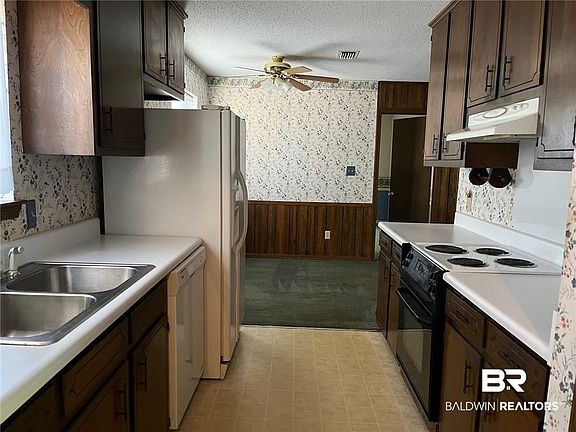 3rd image of 1501 Deerwood Dr E