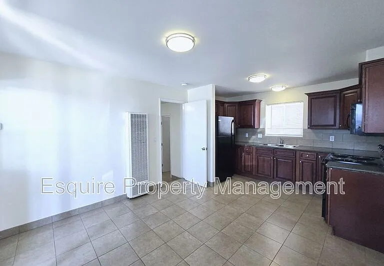 1263 S Oxnard Blvd #3 — Photo 2