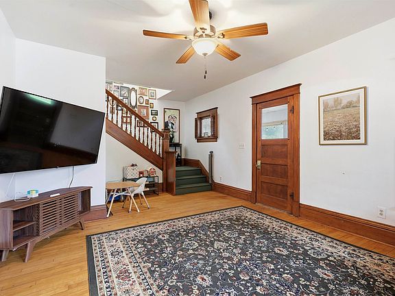 3rd image of 1044 Mount Vernon St