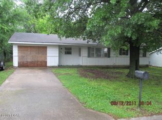 903 N Tennessee Ave, Carterville, MO 64835