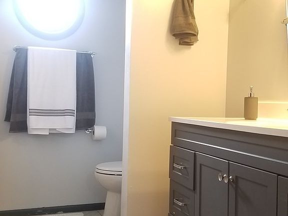5th image of 301 E Benton St