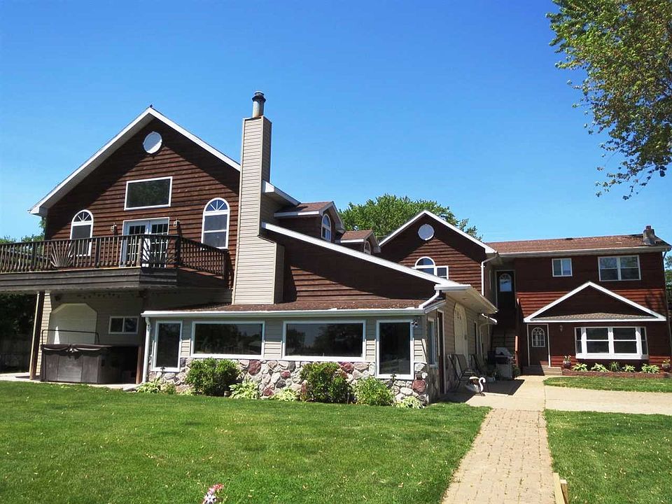 Beautiful Wolf River Waterfront Home!