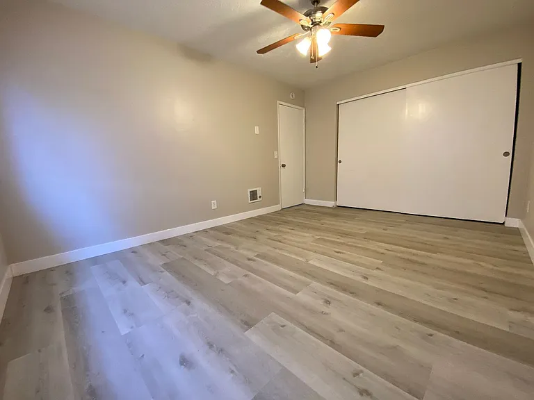 Two Bedroom Apartment Normal Heights with on-site Laundry and small dog friendly! — Photo 8
