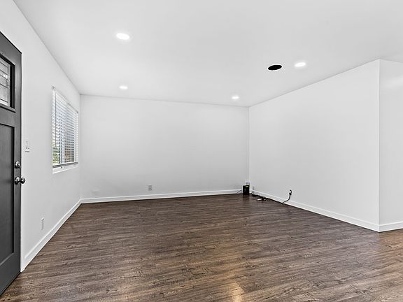 3rd image of 317 Tennyson Rd