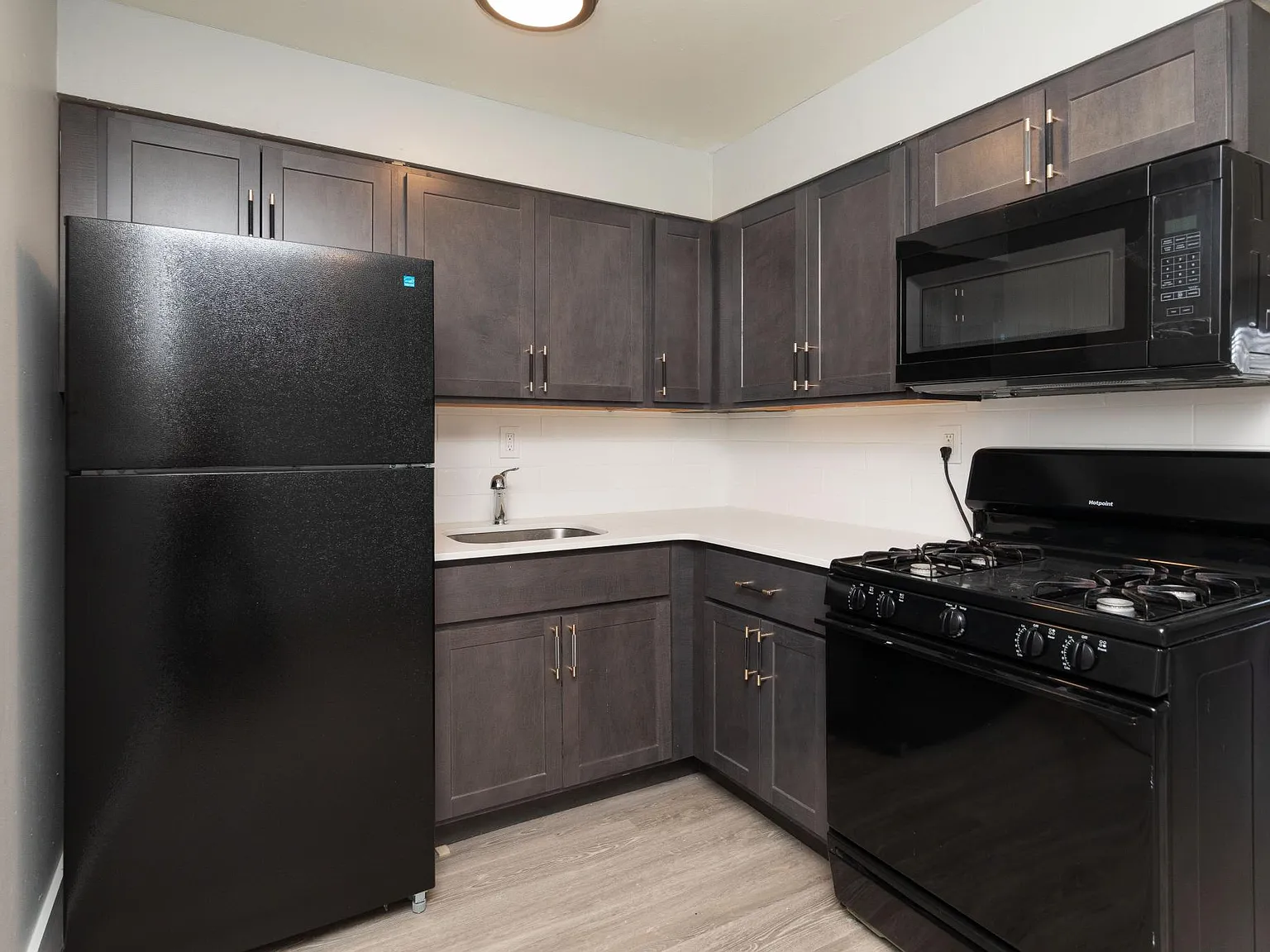 Wayne Court Apartments — Photo 1