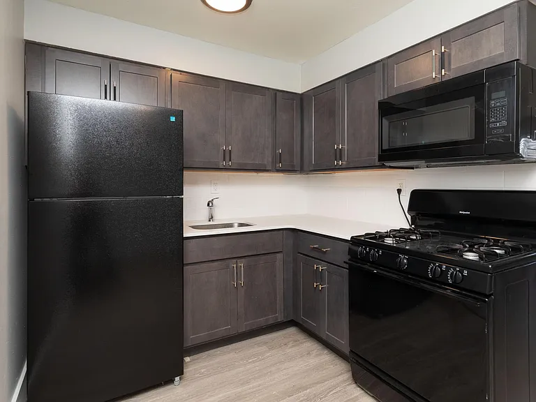 Wayne Court Apartments — Photo 1