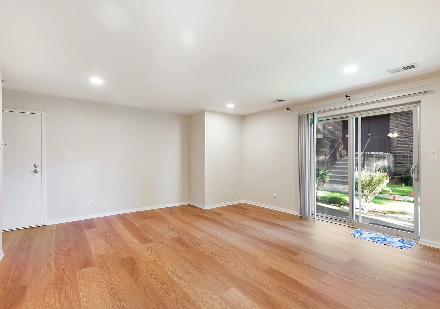2 bed, 1000 sqft, $1,800 — Photo 3