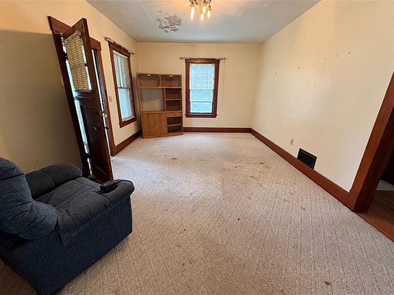 2nd image of 616 S Walnut St