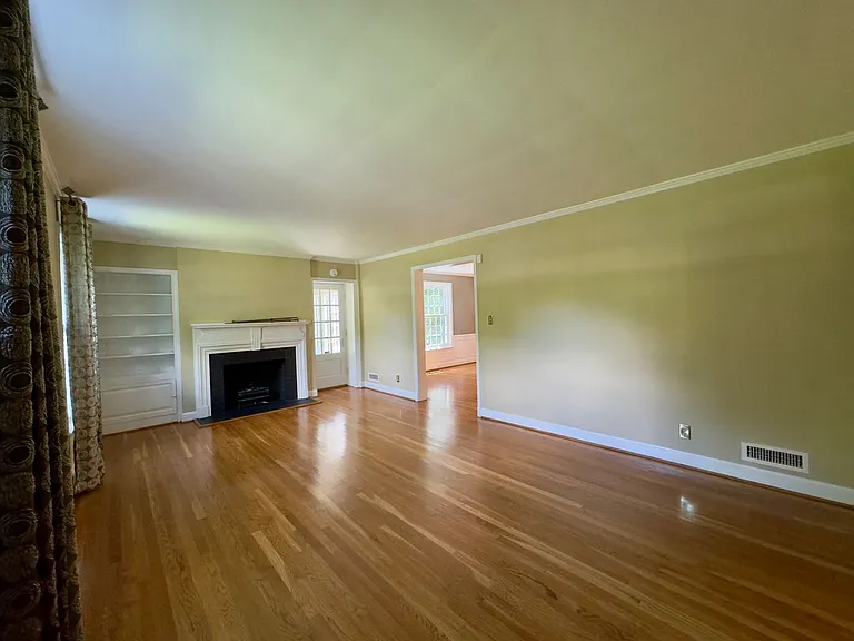 115 E Northern Pkwy — Photo 28
