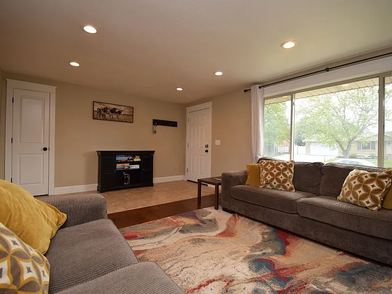 3638 W Jasmine St — Photo 6