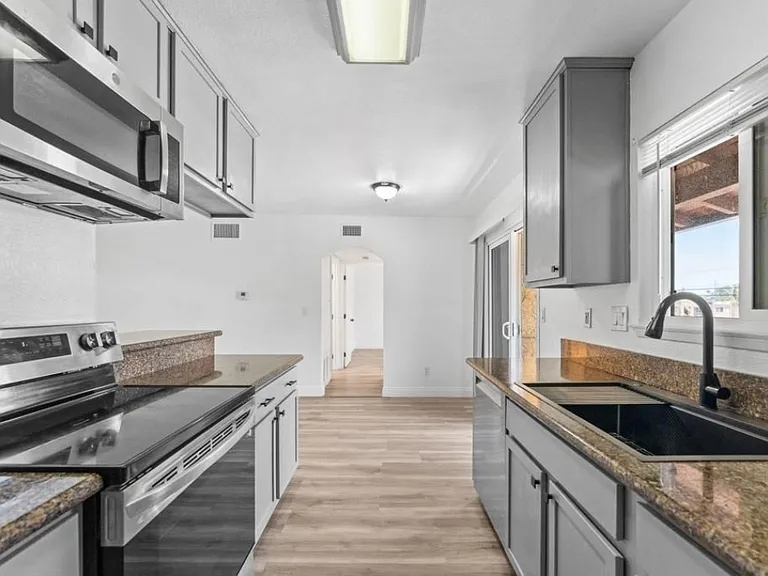1000 Estes St #22 — Photo 9