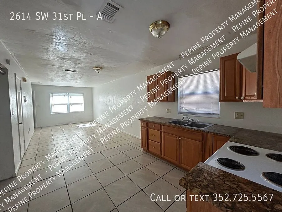 Building Photo - 2614 SW 31st Pl #A