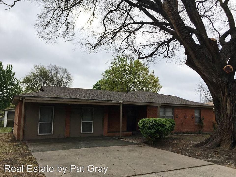 1st image of 1009 Park Center St