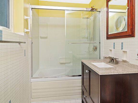 3rd image of 841 Highland Pl