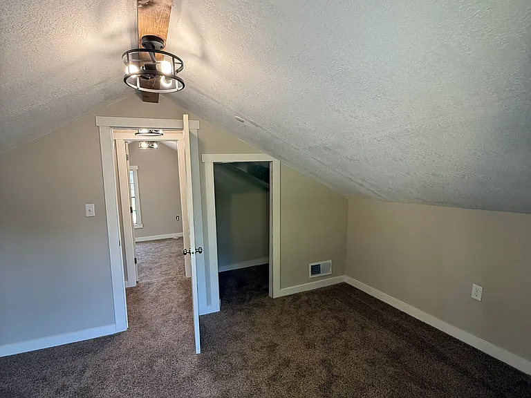 136 W Vine St — Photo 23