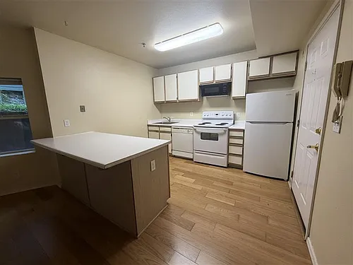 Everett Street Apartments Photo 1
