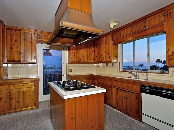 3rd image of 609 Rosecrans St