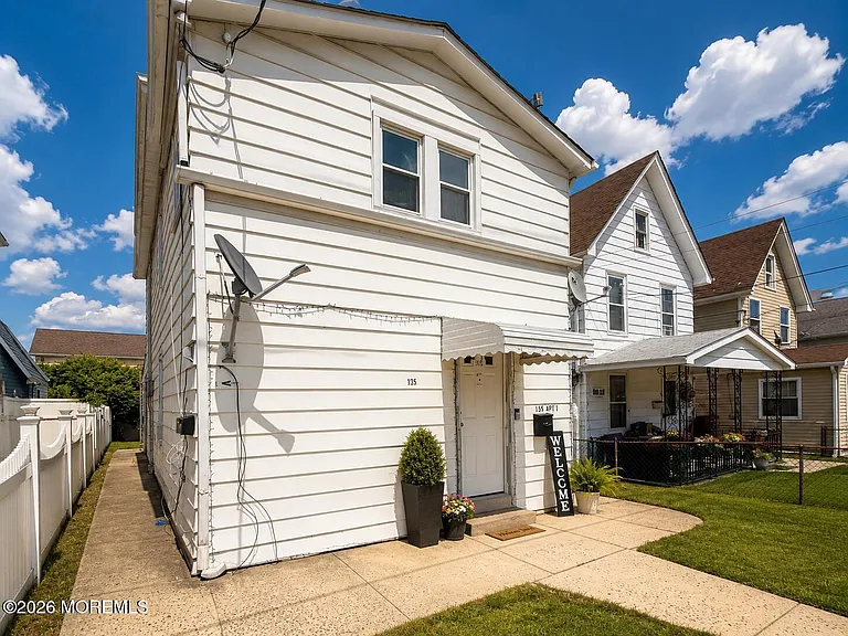 135 Whitehead Ave #UPSTAIRS — Photo 2