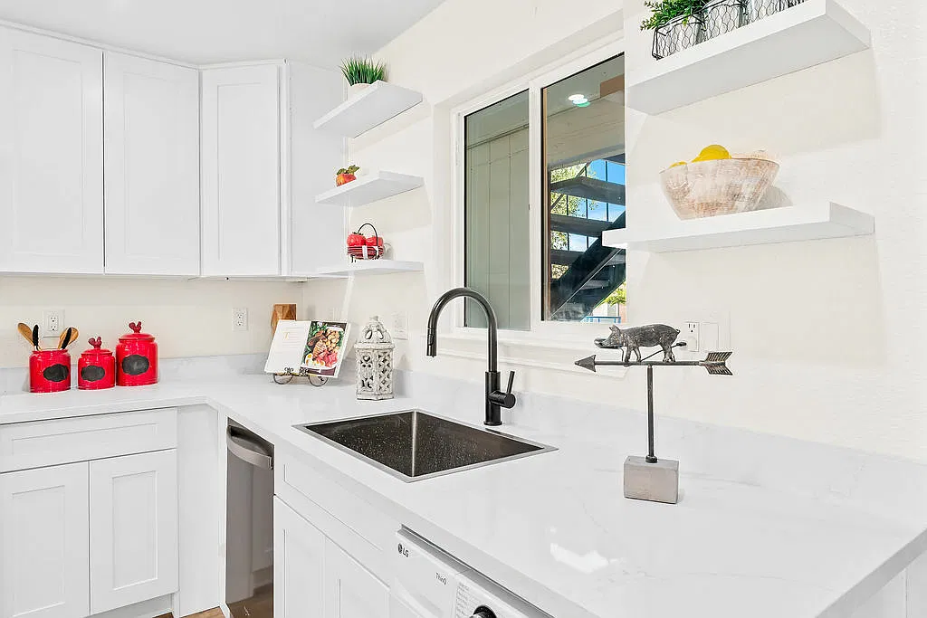 2 bed, 2.0 bath, 850 sqft, $3,000 — Photo 3
