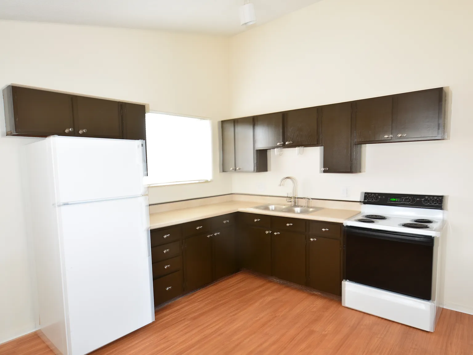 2 bed, 1060 sqft, $1,600 — Photo 2