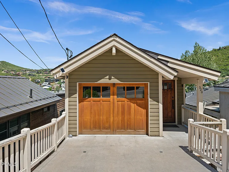 320 Woodside Ave — Photo 1