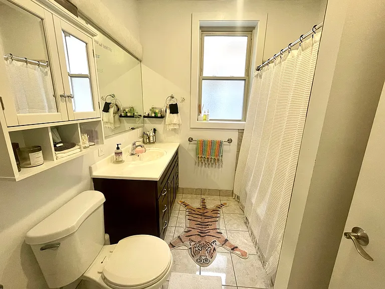 2nd bathroom, with tub