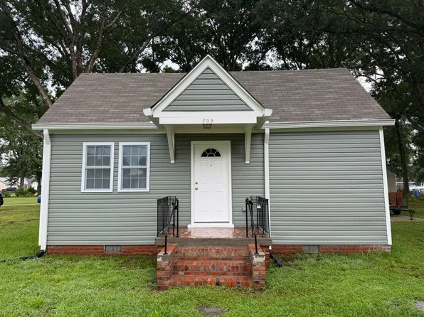 705 Canal Dr, Chesapeake, VA 23323