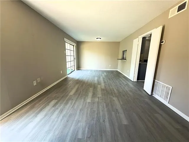 2 bed, 1.5 bath, 1080 sqft, $1,300 — Photo 3