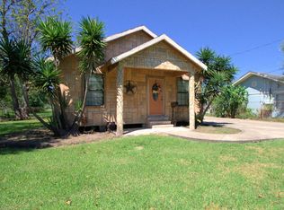 6049 Smith St, Groves, TX 77619