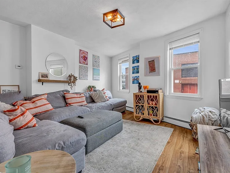 176 Emerson St — Photo 1