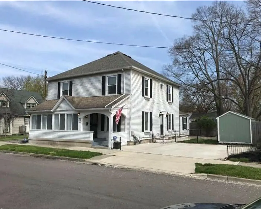 317 E Sycamore St photo 1