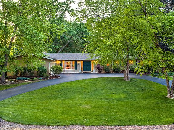 4th image of 304 S Circle Dr